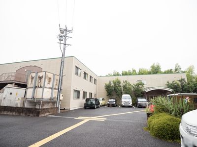 施設の外観と駐車場