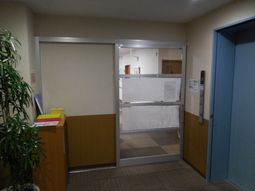エレベーターと受付の一角
