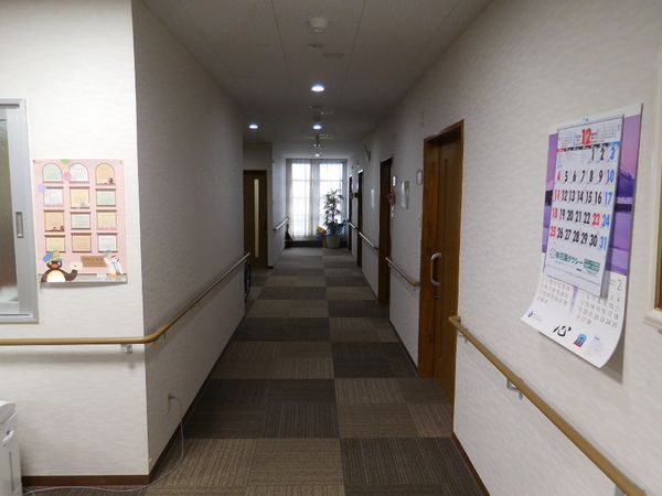 廊下の明るい様子