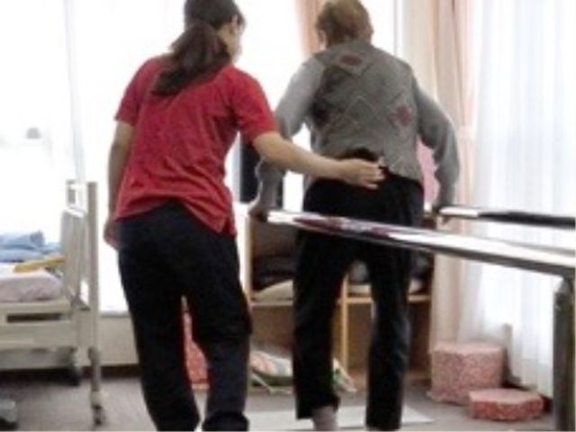 支援を受ける歩行訓練 リハビリ スタッフが手厚いサポートで歩行訓練を行っており、より良い日常生活を目指される方に適しています。