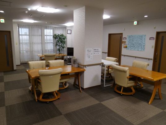 落ち着いた色合いの共有スペース
