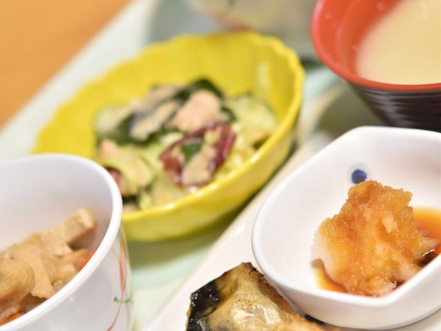 彩り豊かな和食の一例 食事 栄養バランスを考えた美味しい和食を提供しており、皆様の健康をサポートします。食事の時間を楽しみの一つとしてご提供いたします。