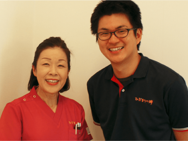 笑顔で並ぶスタッフの様子 スタッフイメージ 笑顔のスタッフが仲良く並んでおり、職場の雰囲気の良さが伝わってきます。