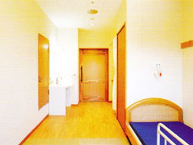 明るい個室の居室 居室 広々とした明るい空間の居室です。快適な環境で、リラックスして過ごせます。