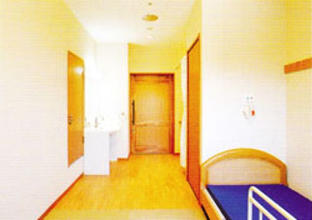 明るい個室の居室 居室 広々とした明るい空間の居室です。快適な環境で、リラックスして過ごせます。