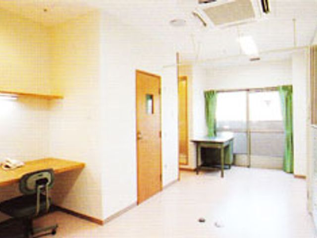 広々とした居室 居室 大きな窓から自然光が差し込む明るいスペースで、快適に過ごせます。