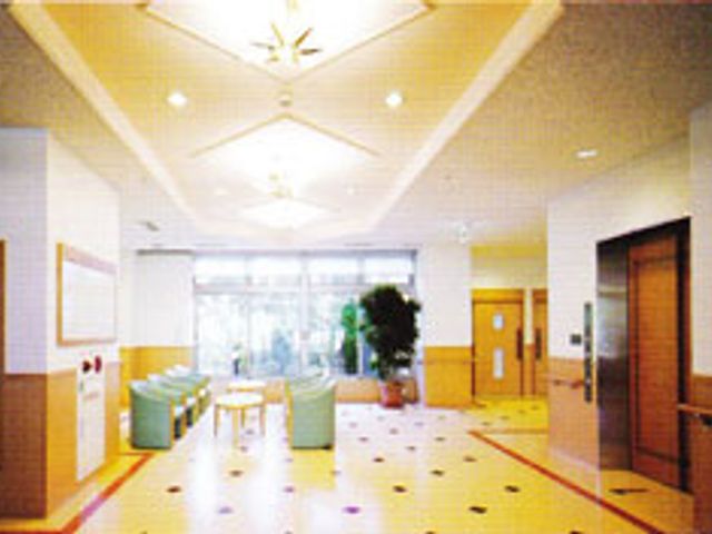明るいロビー空間 ロビー 広々としたロビーは柔らかな自然光が差し込み、快適な休憩スペースとなっています。