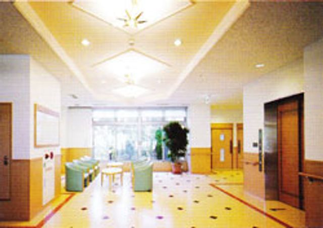 明るいロビー空間 ロビー 広々としたロビーは柔らかな自然光が差し込み、快適な休憩スペースとなっています。