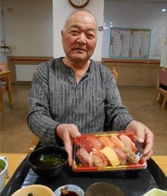 寿司を前にした人