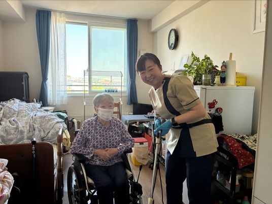 笑顔のスタッフと利用者の居室