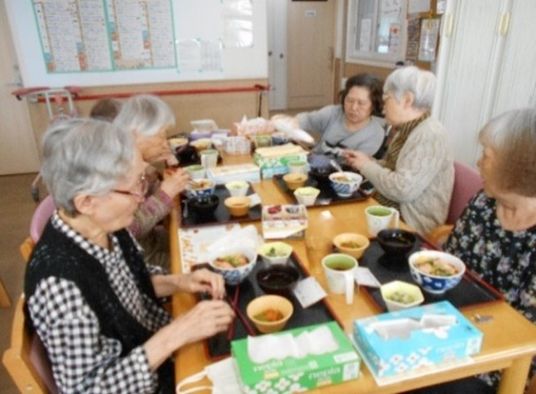 談笑中の食堂