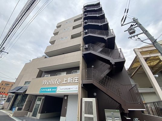 外階段のある建物外観  