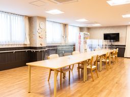 共有スペースの明るい室内