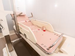 バリアフリー設計の浴室