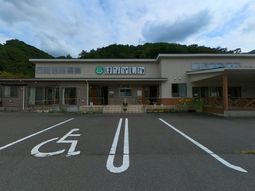 明るい外観の建物