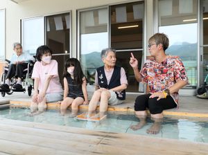 屋外足湯の和やかなひととき