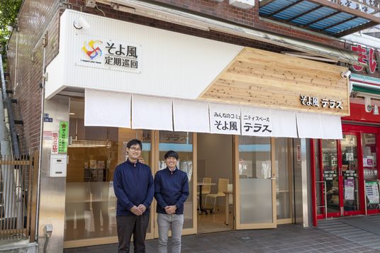 笑顔のスタッフ前のエントランス
