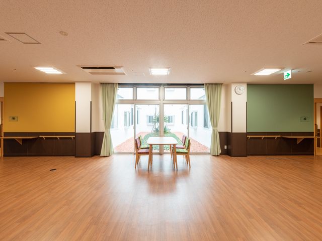 自然光が入る中廊下 廊下 広い廊下には自然光が差し込み、明るく開放的な雰囲気です。観葉植物が置かれ、心地よい空間になっています。