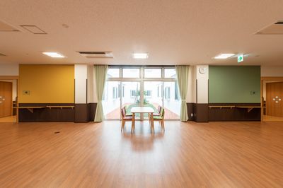 自然光が入る中廊下