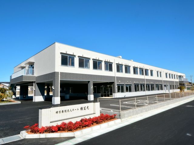 建物外観 外観 広々とした駐車スペースと清潔感ある施設建物が印象的です。働きやすい環境を感じられます。