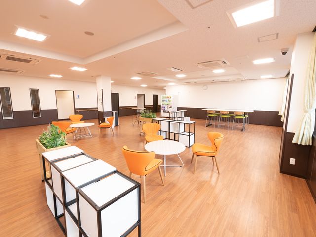 広々としたラウンジ ラウンジ 広々とした明るい空間が広がるラウンジです。自然光が差し込み、リラックスできる環境を提供します。