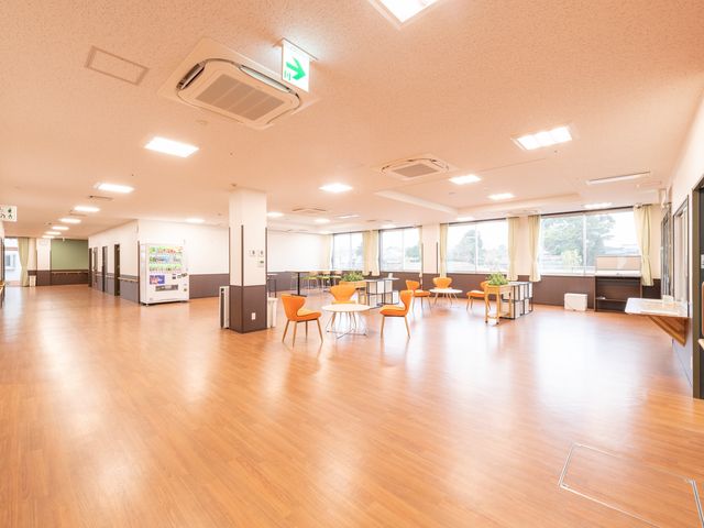広々としたラウンジ ラウンジ 広々とした空間が広がるラウンジです。明るさと開放感が魅力で、リラックスした時間を過ごせます。