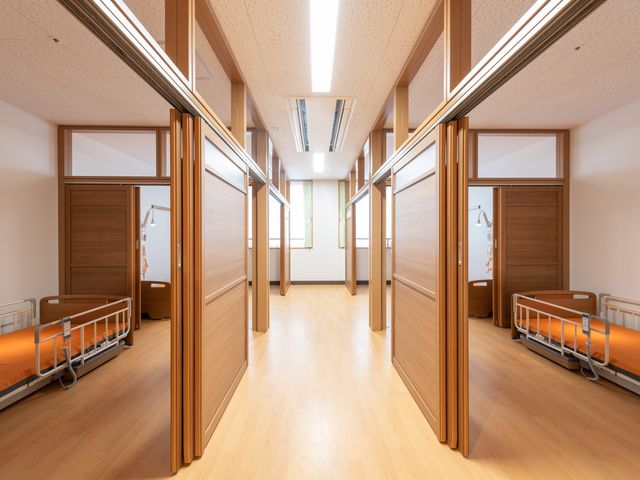 自然光が差し込む居室 居室 広々とした個室は、自然光がたっぷり入る明るい空間です。個別の介護がしやすい環境となっています。