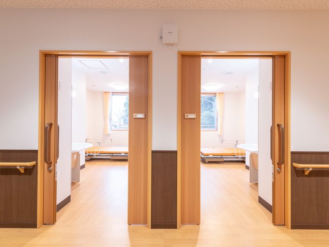 居室の入り口 居室 窓から自然光が入る居室の入り口です。広々とした空間が広がり、快適に過ごせます。