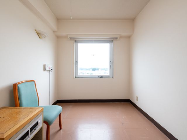 シンプルな居室の様子 居室 余裕を持った広さのある清潔な居室です。窓の外に自然光が差し込み、訪れる人に落ち着きを提供します。