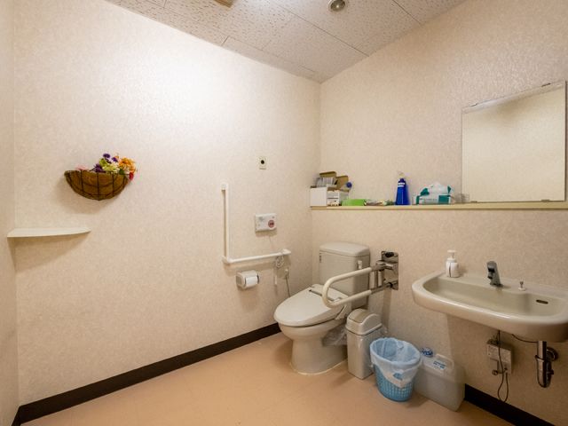 バリアフリー対応トイレ トイレ 安全な手すりが付いた清潔感のあるトイレです。安心してお使いいただける配慮がされています。