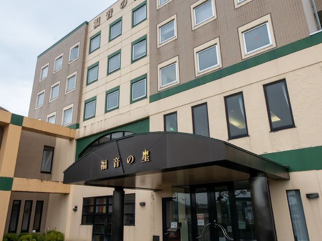 建物外観の正面エントランス 外観 落ちついた色合いのエントランスが迎える建物正面。幅広い出入口で訪れる方々を心地よくお迎えします。