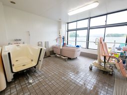 清潔なバリアフリー浴室