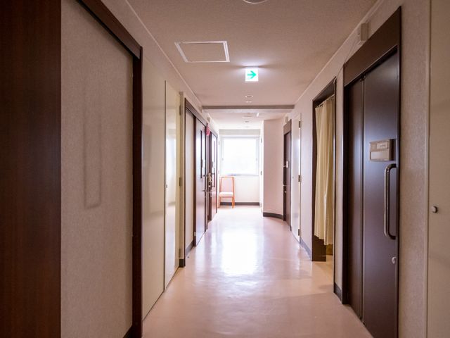 明るく清潔な廊下 廊下 明るく広々とした廊下は、毎日の移動も安全かつ快適にお過ごしいただける設計です。