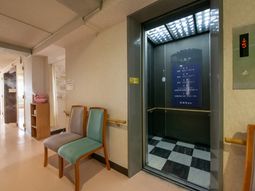 明るい廊下のエレベーター