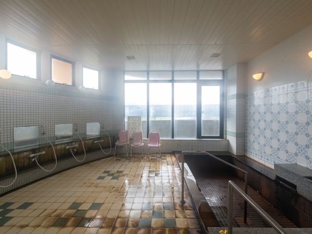 広々とした浴室 浴室 ゆとりのある空間が広がる浴室は、利用者のくつろぎの時間を支えます。明るい窓辺で心地よいひとときをどうぞ。