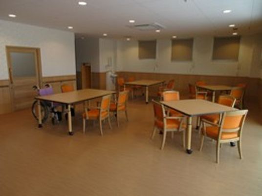 広いテーブルの部屋