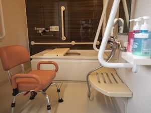 入浴用の椅子がある浴室  