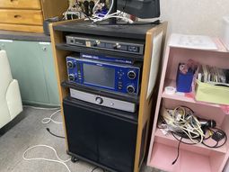 機材が並ぶ室内