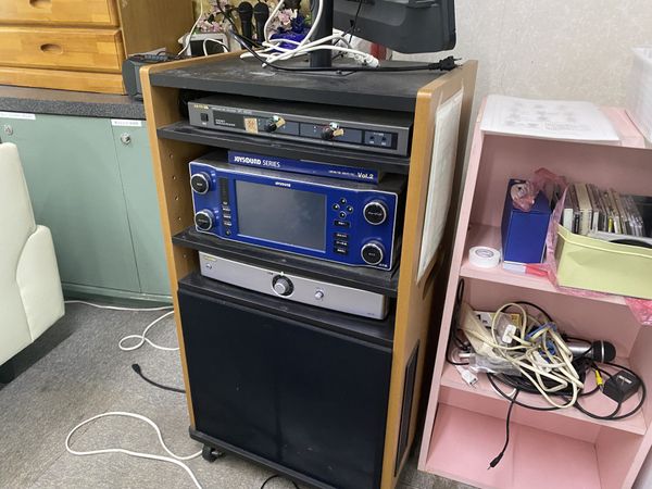 機材が並ぶ室内