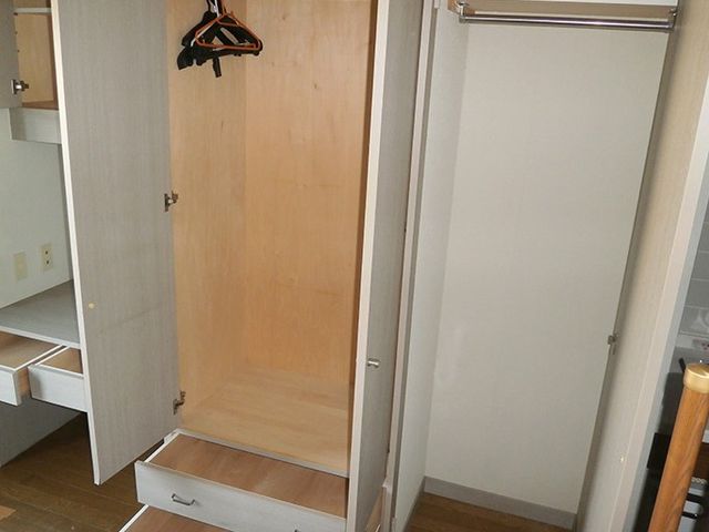 収納付き居室 居室   木目調のクローゼットと引き出しがあり、すっきり整理しやすい居室です。荷物を分けて収納しやすく、落ち着いた空間づくりに役立ちます。