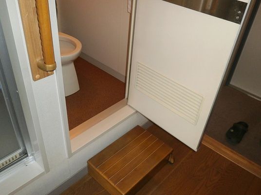トイレ前の段差対応  