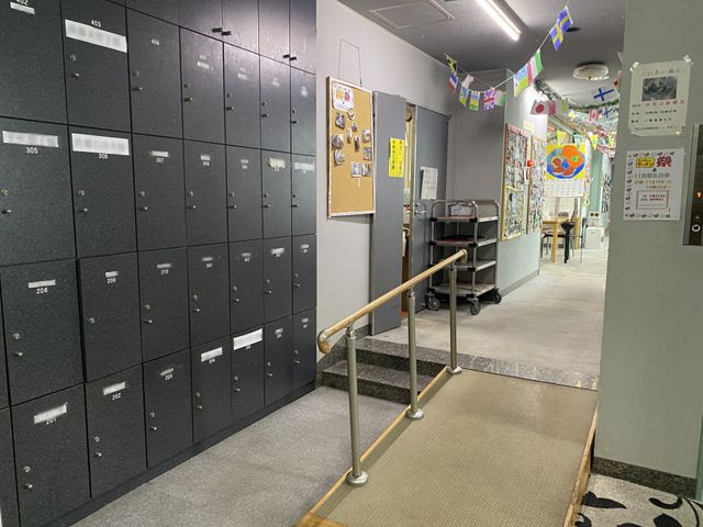 手すり付き廊下 廊下 手すりが設置された安全な廊下です。職員の方々の使いやすさを考慮した設計になっています。