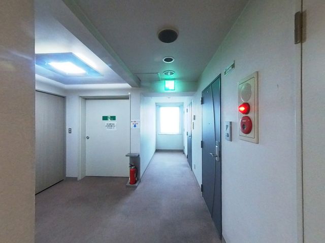 長い廊下 廊下 明るい窓から自然光が差し込む廊下です。安全設備も整っていて安心して働けます。