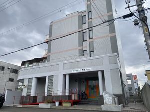 スロープ付の建物外観