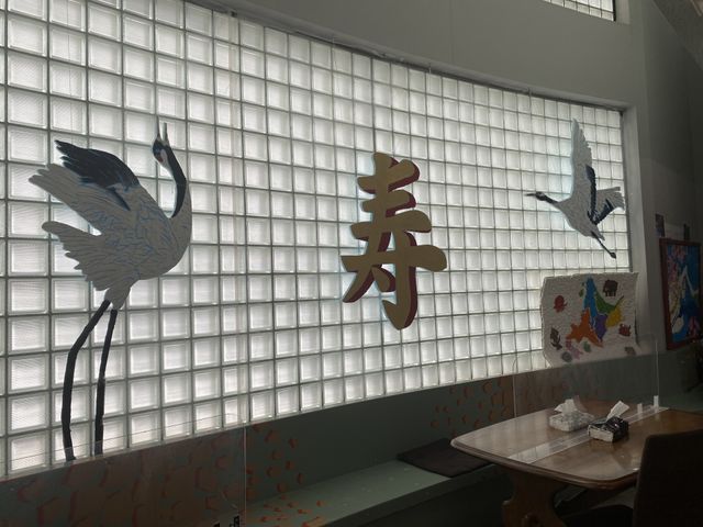 落ち着いた雰囲気の壁 内観 明るい空間に鳥のデザインが施された壁が印象的です。スタッフが休憩中に過ごしやすい場所です。