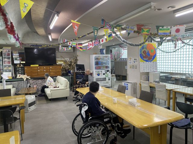旗が飾られた室内 共有スペース 国旗が飾られた楽しいラウンジです。車椅子を使用する方もおくつろぎいただけます。