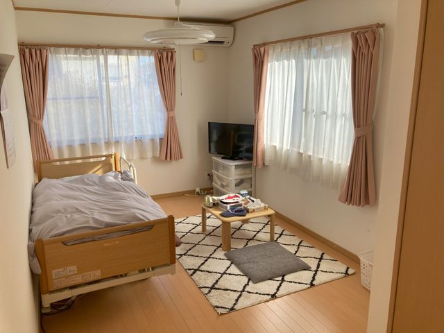 日当たりの良い居室 居室 広々とした空間で日差しが差し込み、快適に過ごせるお部屋です。家具の配置も工夫されています。