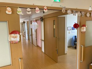 ドアが並ぶ廊下