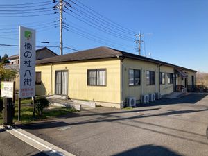 明るい外観の施設