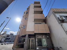 日差しを浴びる建物外観